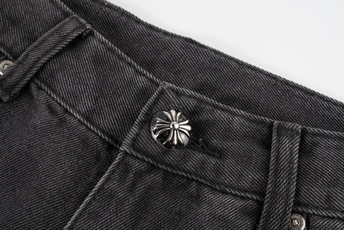 P220 Top version (black pants and blue leather) Top version Chrome Hearts jeans with leather jeans. As we all know, chromehearts jeans use vintage Levis jeans as the base for creation. They usually add their own unique silver buckles and silver ornaments, plus leather embellishments. This is what doubles the value of these vintage jeans, because the base is Vintage jeans, jeans themselves have become very soft and comfortable after years of baptism, which can be distinguished from ordinary jeans. You should also refer to the pants data for size. Style number: 1850# Color: black pants blue leather Size: 28 30 32 34 36 28 Waist 86 Hips 100 Pants length 102 30 Waist 90 Hips 104 Pants length 104 32 Waist 94 Hips 108, pants length 106 34, waist 98, hips 112, pants length 110 36, waist 102, hips 116, pants length 112